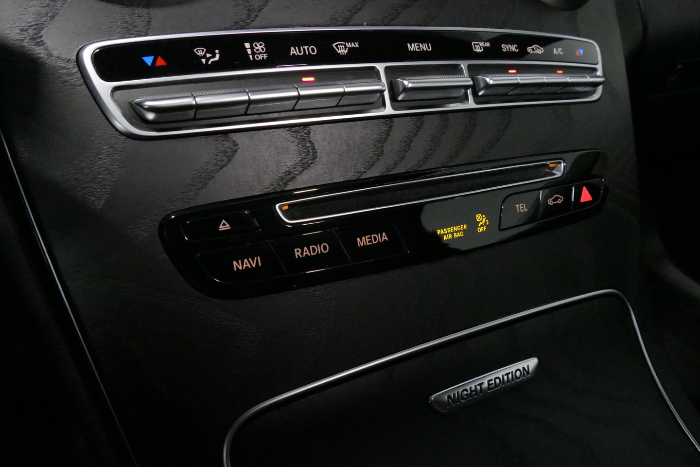 Mercedes-Benz C-Klasse Coupé 200 AMG Line Night Edition / Panoramadak / Apple Carplay - Android Auto / Stoelverwarming / 19'' LMV / Navigatie / Cruise Control / Night Pakket / LED koplampen / Agility Control