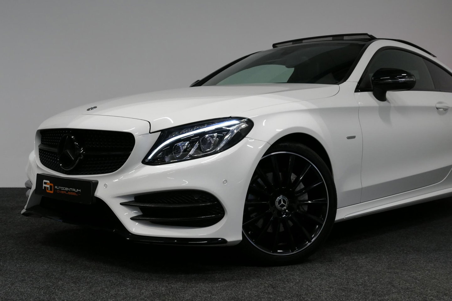 Mercedes-Benz C-Klasse Coupé 200 AMG Line Night Edition / Panoramadak / Apple Carplay - Android Auto / Stoelverwarming / 19'' LMV / Navigatie / Cruise Control / Night Pakket / LED koplampen / Agility Control