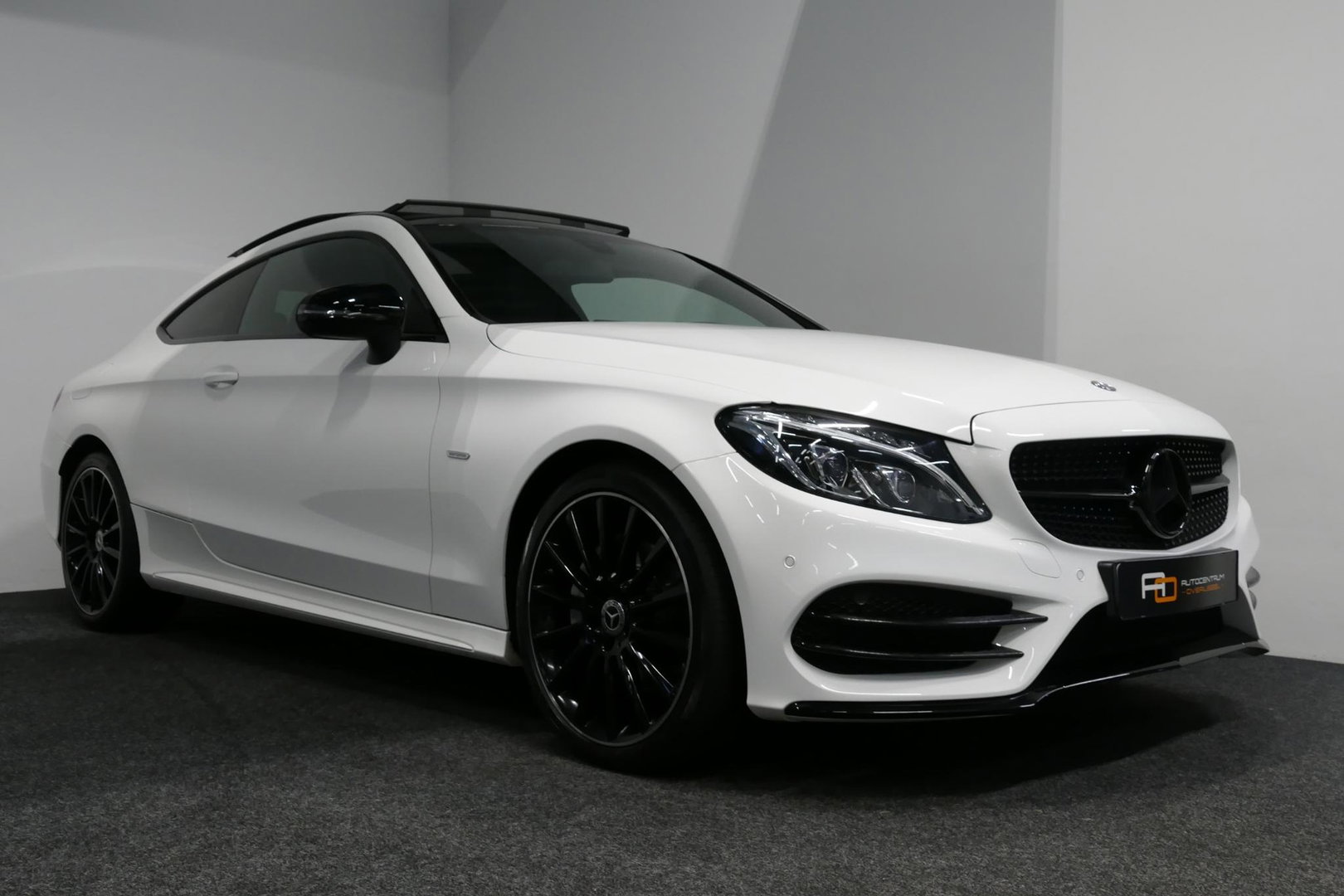 Mercedes-Benz C-Klasse Coupé 200 AMG Line Night Edition / Panoramadak / Apple Carplay - Android Auto / Stoelverwarming / 19'' LMV / Navigatie / Cruise Control / Night Pakket / LED koplampen / Agility Control