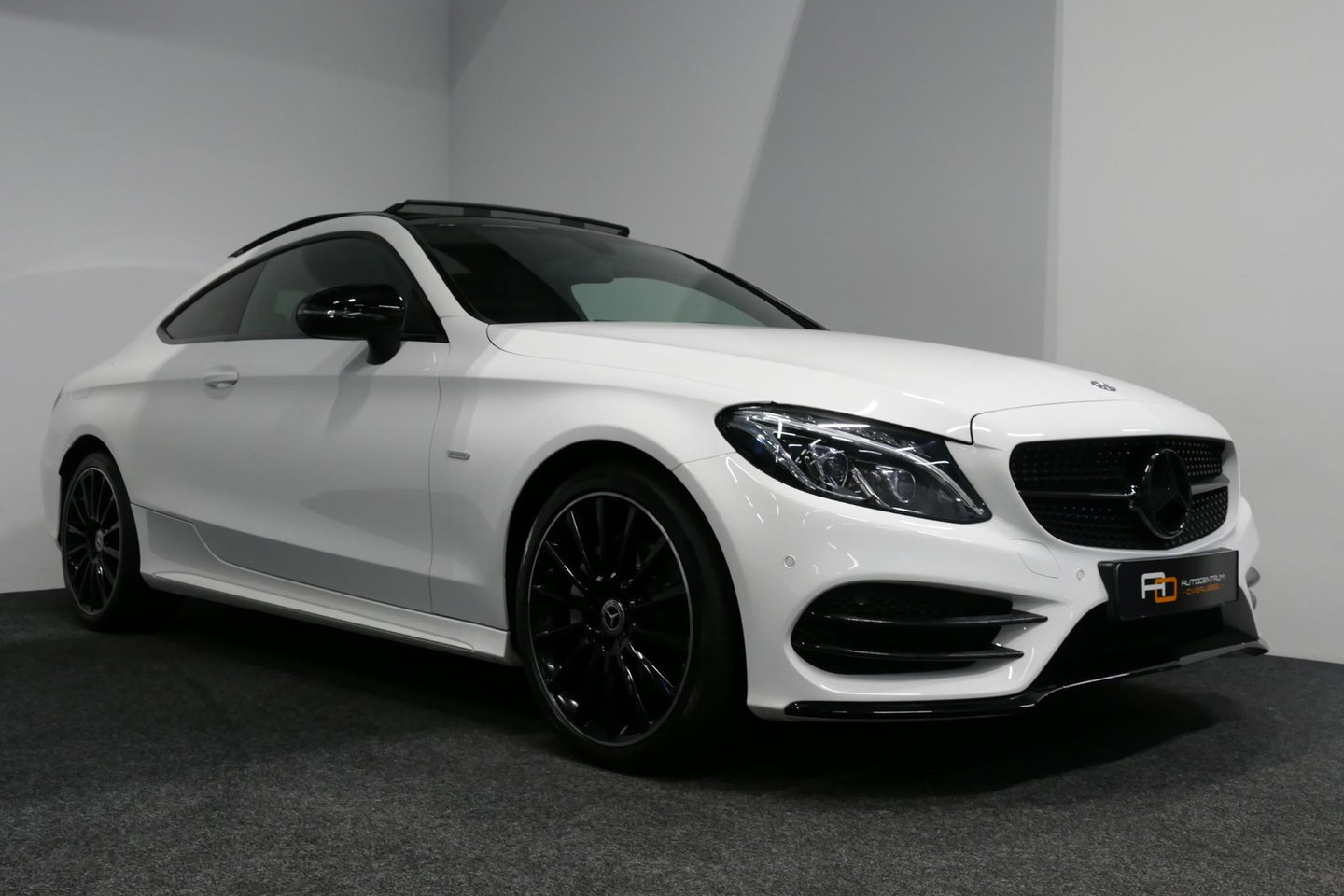 Mercedes-Benz C-Klasse Coupé 200 AMG Line Night Edition / Panoramadak / Apple Carplay - Android Auto / Stoelverwarming / 19'' LMV / Navigatie / Cruise Control / Night Pakket / LED koplampen / Agility Control