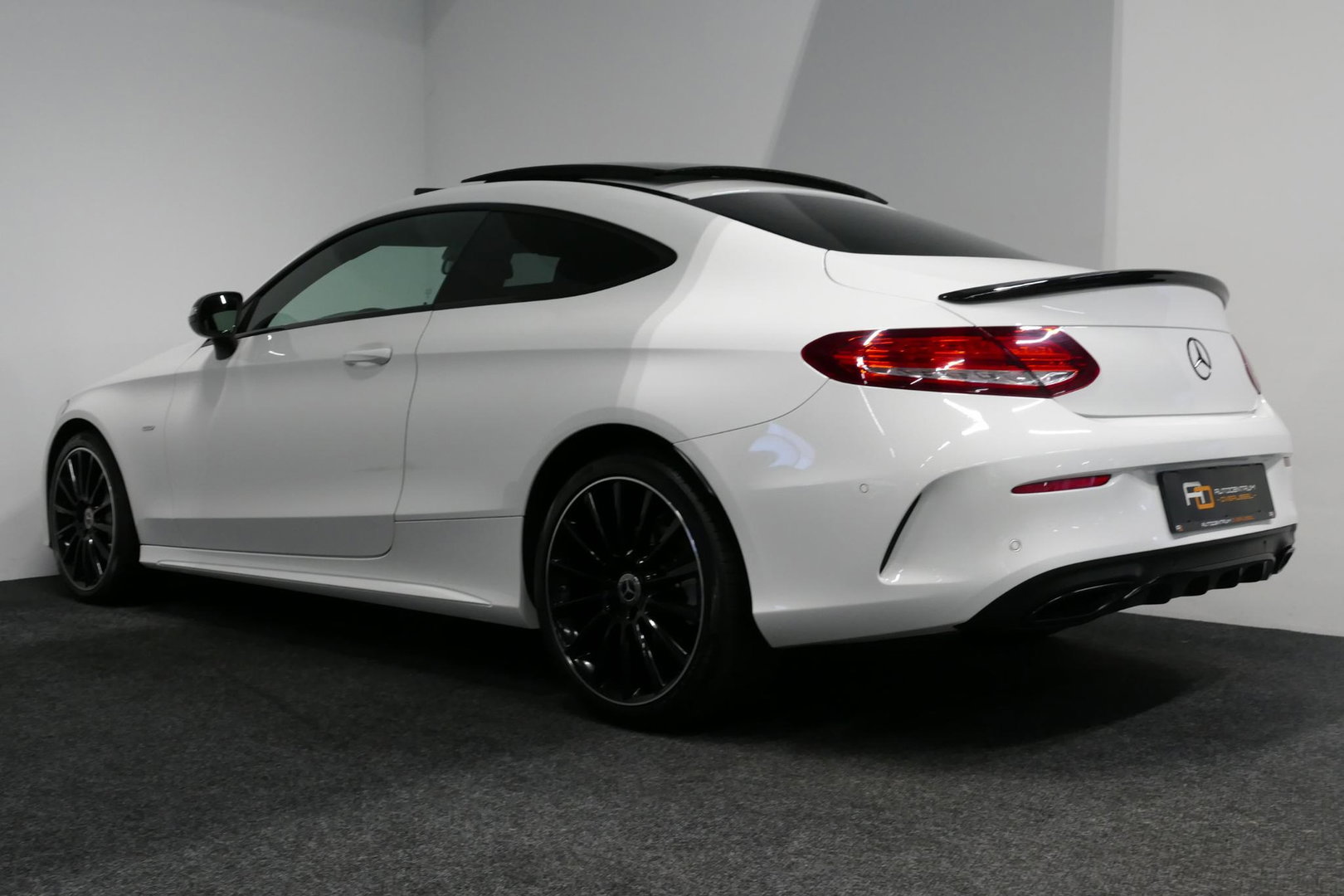 Mercedes-Benz C-Klasse Coupé 200 AMG Line Night Edition / Panoramadak / Apple Carplay - Android Auto / Stoelverwarming / 19'' LMV / Navigatie / Cruise Control / Night Pakket / LED koplampen / Agility Control