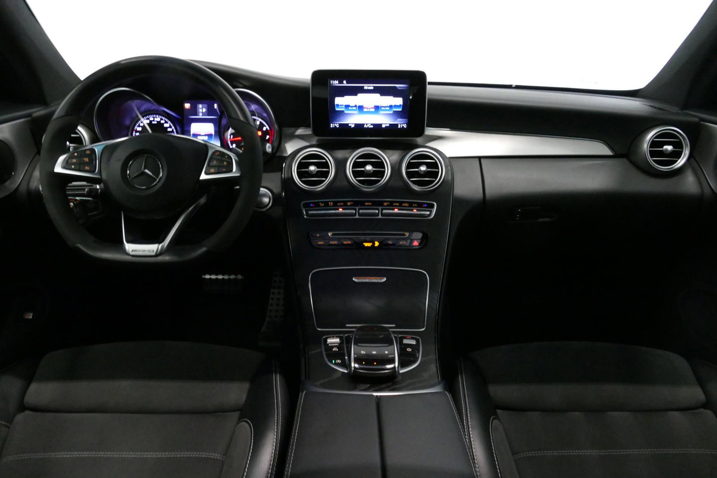 Mercedes-Benz C-Klasse Coupé 200 AMG Line Night Edition / Panoramadak / Apple Carplay - Android Auto / Stoelverwarming / 19'' LMV / Navigatie / Cruise Control / Night Pakket / LED koplampen / Agility Control