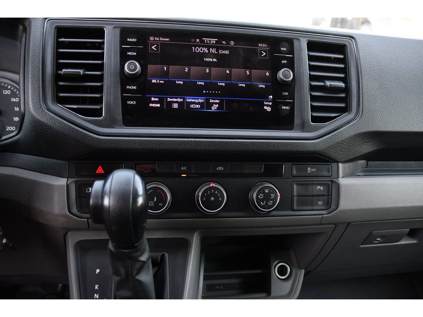 Volkswagen Crafter 35 2.0 TDI L3H3 PB Edition Camera, Cruise, Carplay, LED, Automaat, Trekhaak, Multimedia, Automaat, 140pk, Uniek!