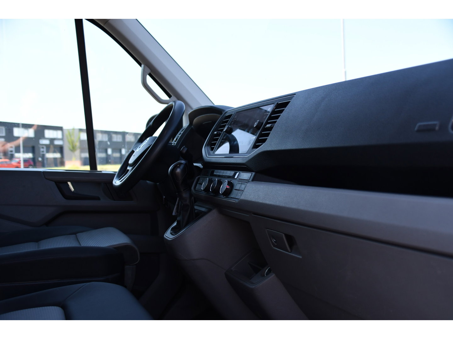 Volkswagen Crafter 35 2.0 TDI L3H3 PB Edition Camera, Cruise, Carplay, LED, Automaat, Trekhaak, Multimedia, Automaat, 140pk, Uniek!