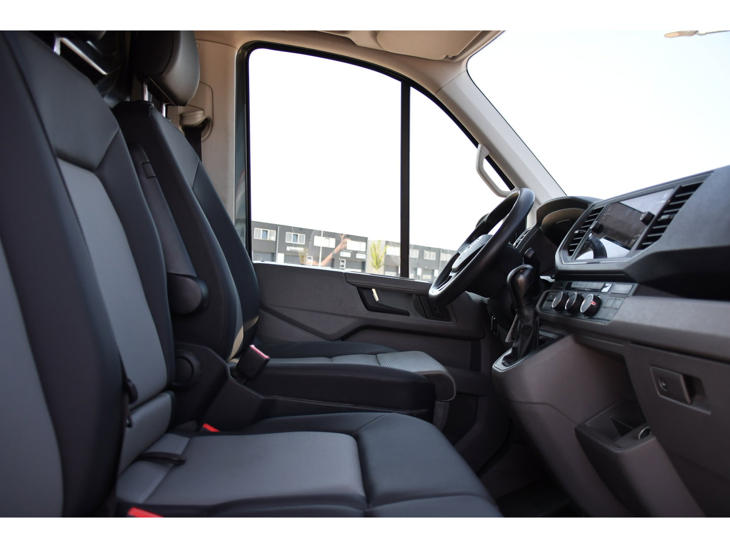 Volkswagen Crafter 35 2.0 TDI L3H3 PB Edition Camera, Cruise, Carplay, LED, Automaat, Trekhaak, Multimedia, Automaat, 140pk, Uniek!