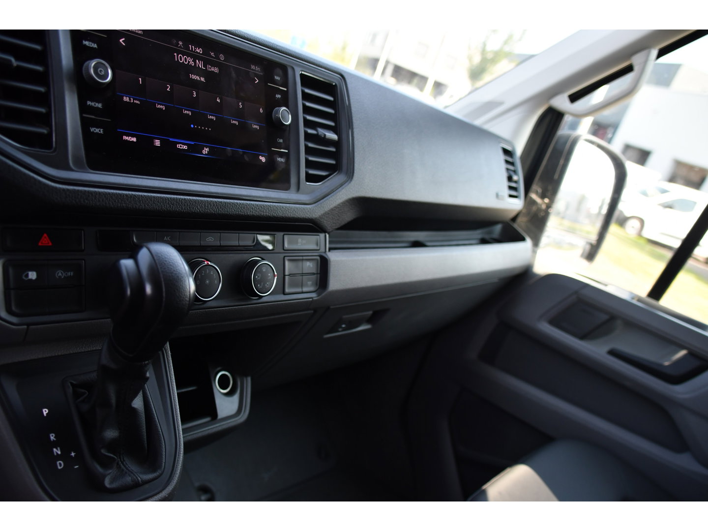 Volkswagen Crafter 35 2.0 TDI L3H3 PB Edition Camera, Cruise, Carplay, LED, Automaat, Trekhaak, Multimedia, Automaat, 140pk, Uniek!