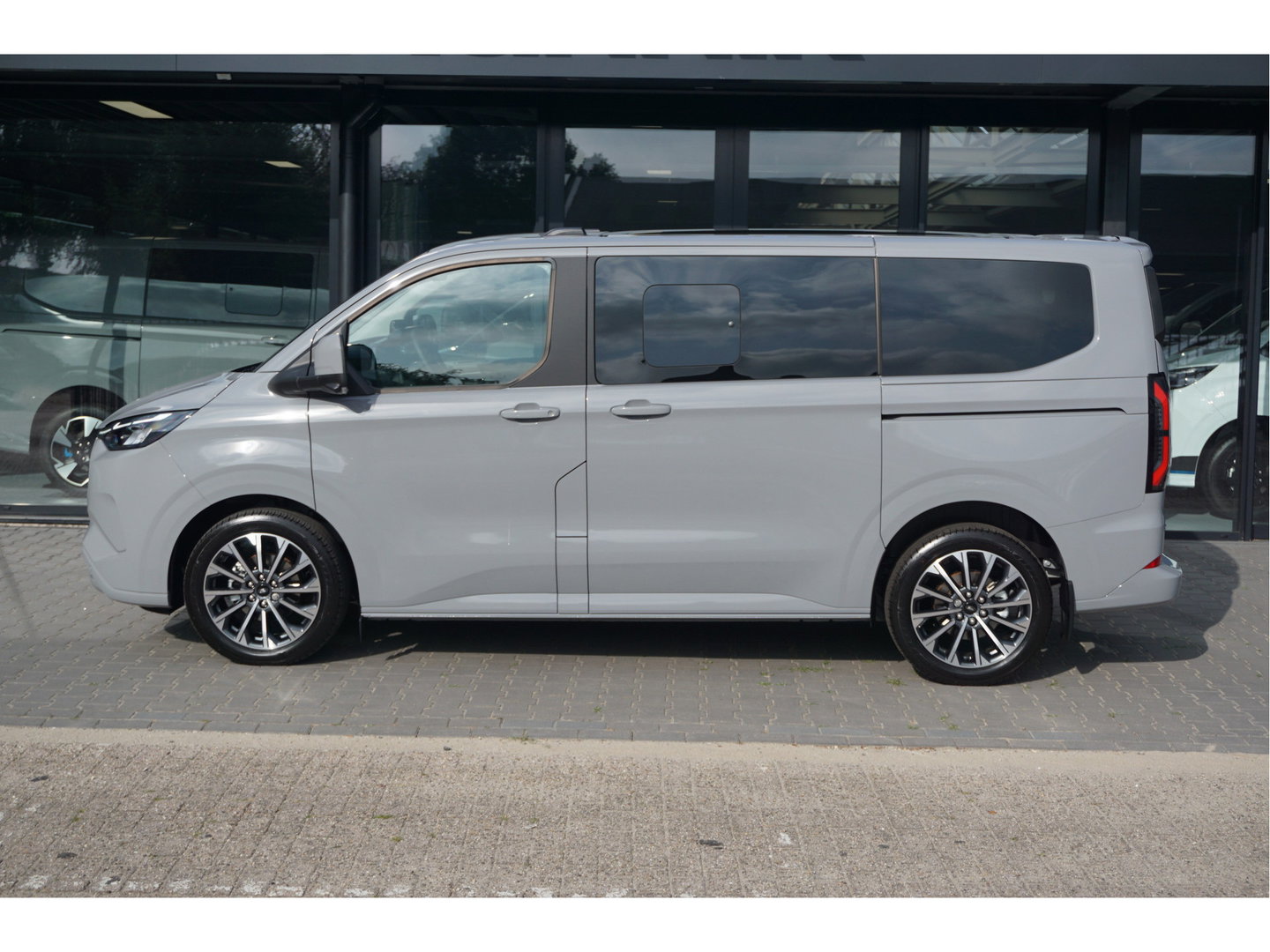 Ford Transit Custom Tourneo 340S 2.5 PHEV 233PK Titanium X PRIJS INCL. BPM Leder, 19" LM, B&O, Pano, Elec. Schuifdeur, Trekhaak!! NR. TR0