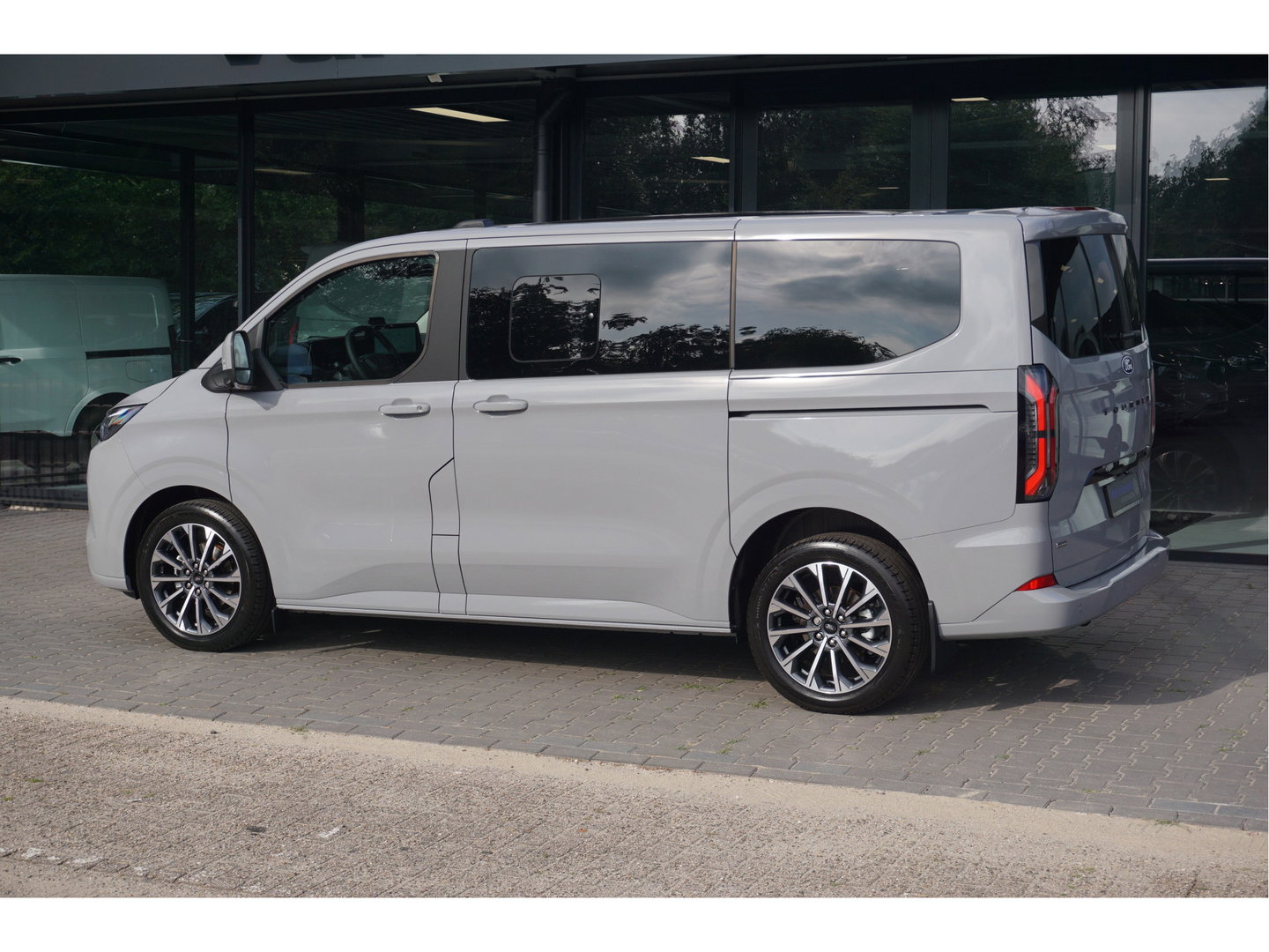 Ford Transit Custom Tourneo 340S 2.5 PHEV 233PK Titanium X PRIJS INCL. BPM Leder, 19" LM, B&O, Pano, Elec. Schuifdeur, Trekhaak!! NR. TR0