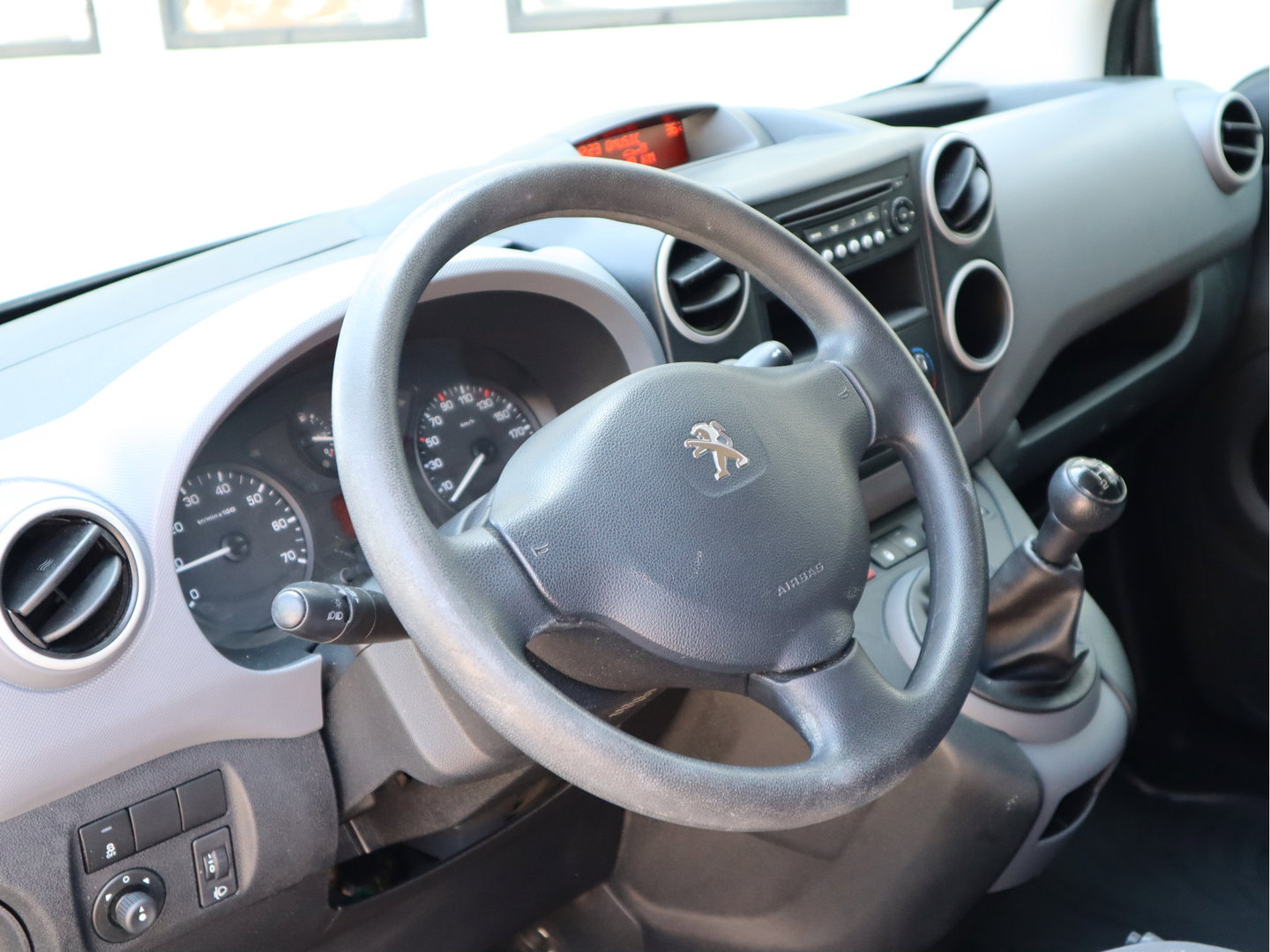 Peugeot Partner 1.6 HDi 75pk - Airco - Dakdragers