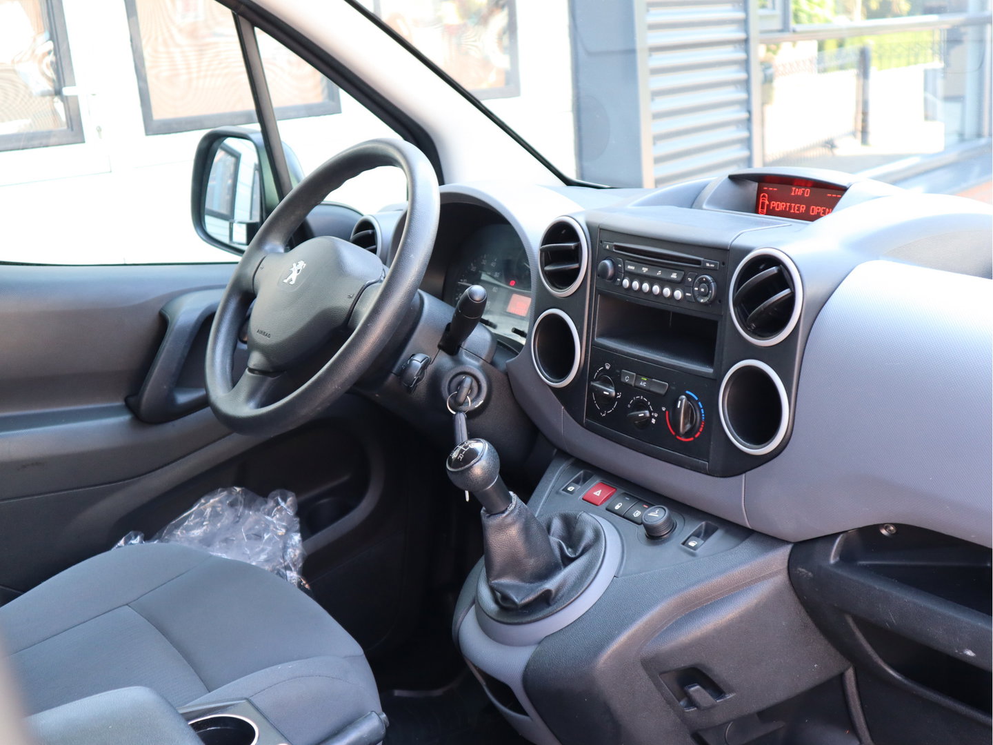 Peugeot Partner 1.6 HDi 75pk - Airco - Dakdragers