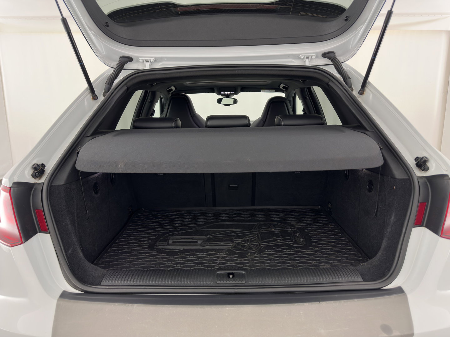 Audi A3 Sportback 1.4 e-tron PHEV S-Line Pro Line Plus (Plug-In) Aut. *PANO | DESIGN-LEATHER | B&O-AUDIO | NAVI-FULLMAP | HEATED-SPORTSEATS | CAMERA | KEYLESS | SHIFTPADDELS | FULL-LED | CRUISE | PDC | TOWBAR | 17"ALU*