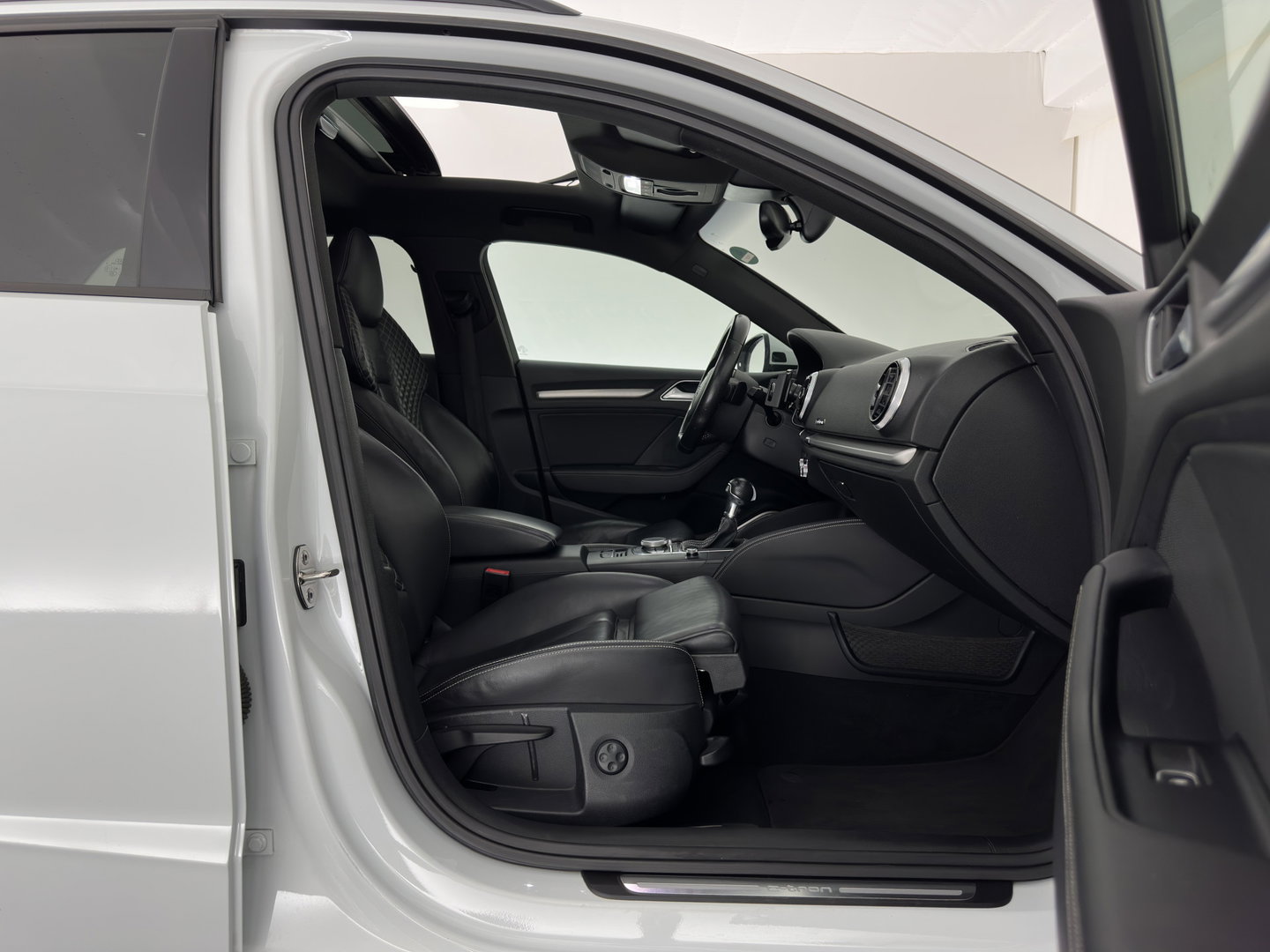 Audi A3 Sportback 1.4 e-tron PHEV S-Line Pro Line Plus (Plug-In) Aut. *PANO | DESIGN-LEATHER | B&O-AUDIO | NAVI-FULLMAP | HEATED-SPORTSEATS | CAMERA | KEYLESS | SHIFTPADDELS | FULL-LED | CRUISE | PDC | TOWBAR | 17"ALU*