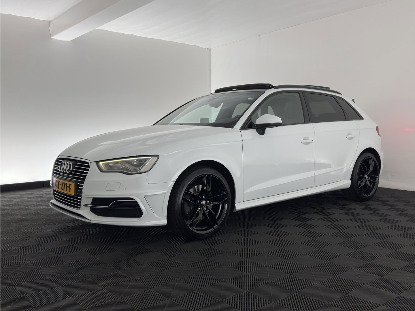 Audi A3 Sportback 1.4 e-tron PHEV S-Line Pro Line Plus (Plug-In) Aut. *PANO | DESIGN-LEATHER | B&O-AUDIO | NAVI-FULLMAP | HEATED-SPORTSEATS | CAMERA | KEYLESS | SHIFTPADDELS | FULL-LED | CRUISE | PDC | TOWBAR | 17"ALU*