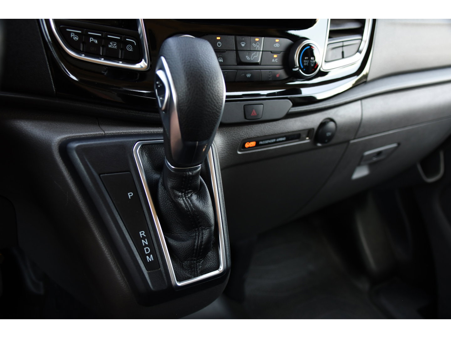Ford Transit Custom 320 2.0 TDCI L2H1 Sport Black Edition Full Options! adaptieve Cruise, Camera, Carplay, Leder, Stoelverwarming, 185pk, LED, Automaat, Uniek!