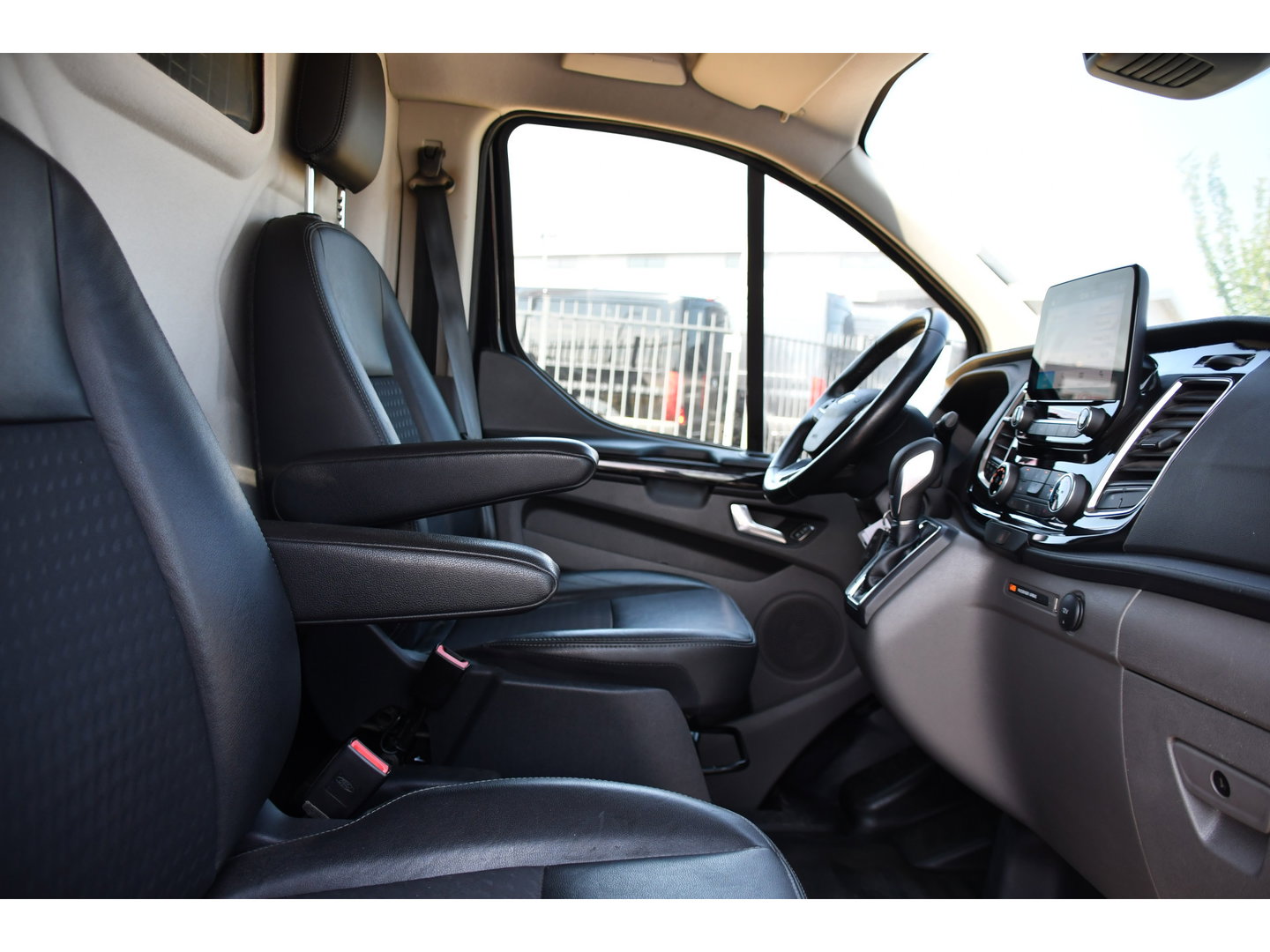 Ford Transit Custom 320 2.0 TDCI L2H1 Sport Black Edition Full Options! adaptieve Cruise, Camera, Carplay, Leder, Stoelverwarming, 185pk, LED, Automaat, Uniek!