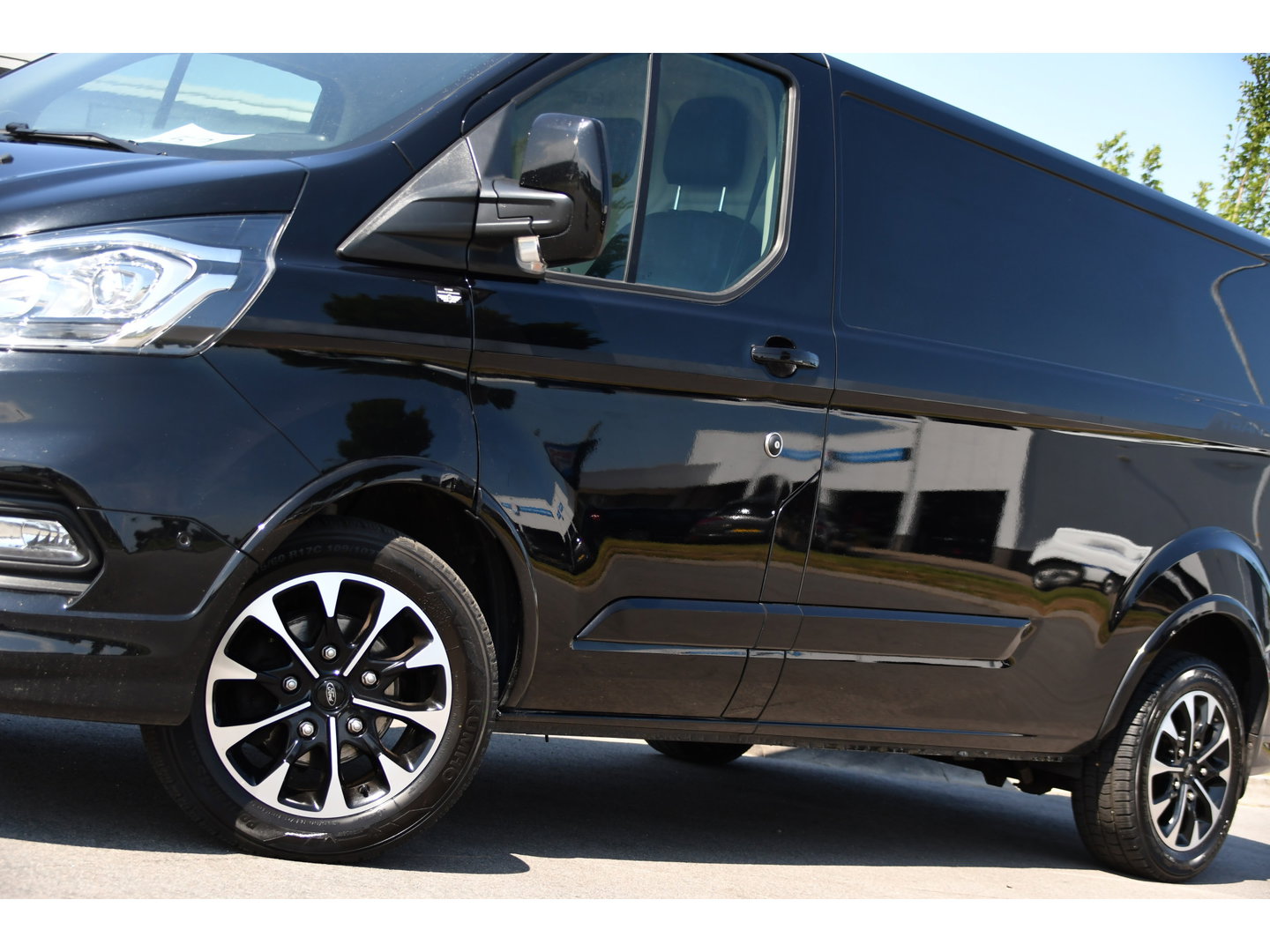 Ford Transit Custom 320 2.0 TDCI L2H1 Sport Black Edition Full Options! adaptieve Cruise, Camera, Carplay, Leder, Stoelverwarming, 185pk, LED, Automaat, Uniek!