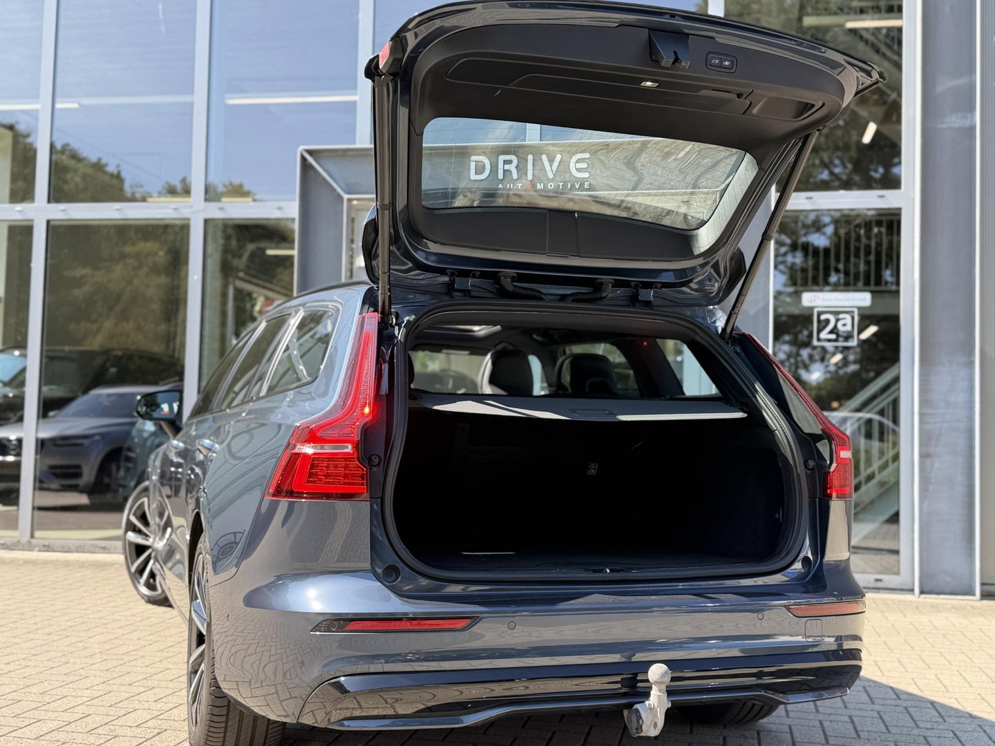 Volvo V60 2.0 T6 Plug-in hybrid 350Pk AWD Plus Dark Long Range|Pano|H/K|360Cam|Pilot|Trekhaak