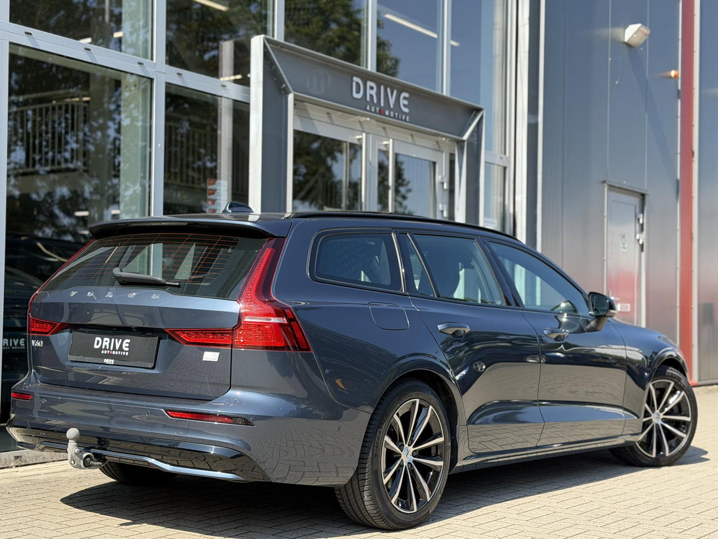 Volvo V60 2.0 T6 Plug-in hybrid 350Pk AWD Plus Dark Long Range|Pano|H/K|360Cam|Pilot|Trekhaak
