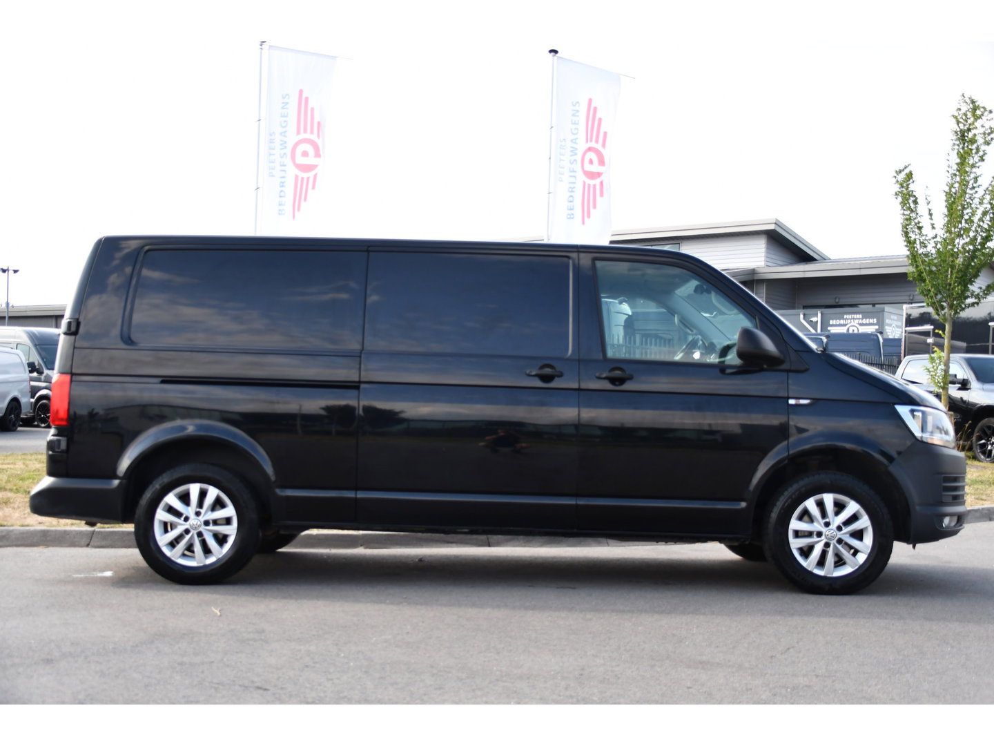 Volkswagen Transporter 2.0 TDI L2H1 Highline Cruise, Stoelverwarming, 140pk, Trekhaak, Sensoren, Multimedia, Voorruit verwarming, Uniek!