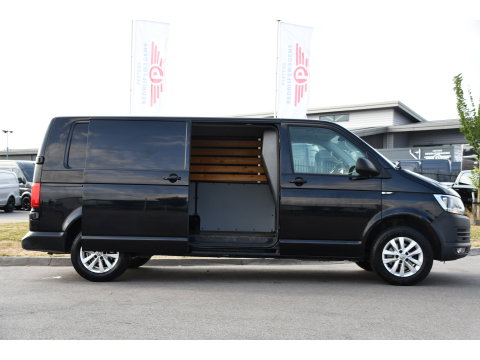 Volkswagen Transporter 2.0 TDI L2H1 Highline Cruise, Stoelverwarming, 140pk, Trekhaak, Sensoren, Multimedia, Voorruit verwarming, Uniek!