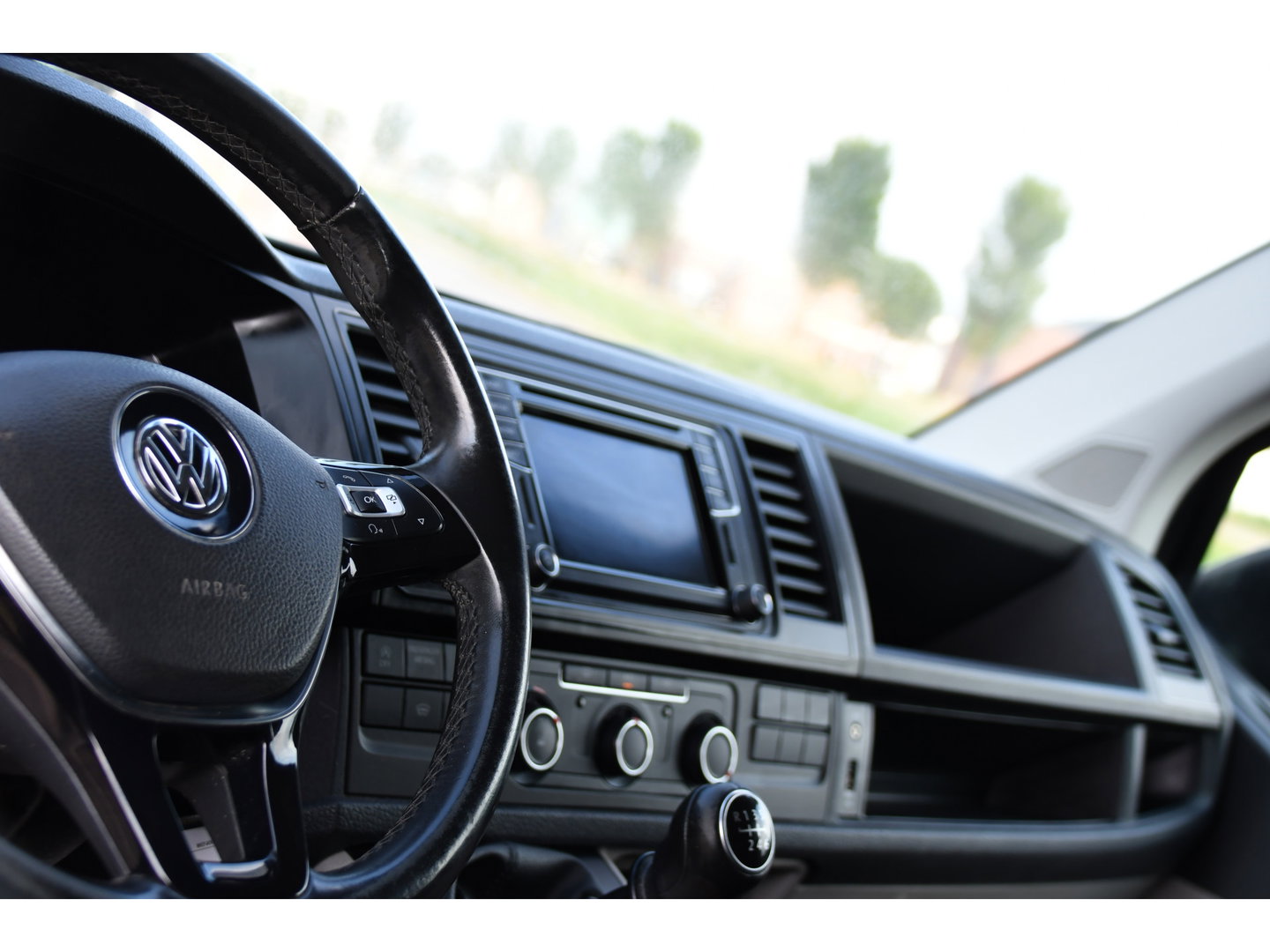 Volkswagen Transporter 2.0 TDI L2H1 Highline Cruise, Stoelverwarming, 140pk, Trekhaak, Sensoren, Multimedia, Voorruit verwarming, Uniek!
