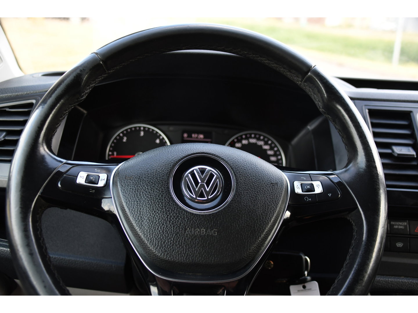 Volkswagen Transporter 2.0 TDI L2H1 Highline Cruise, Stoelverwarming, 140pk, Trekhaak, Sensoren, Multimedia, Voorruit verwarming, Uniek!