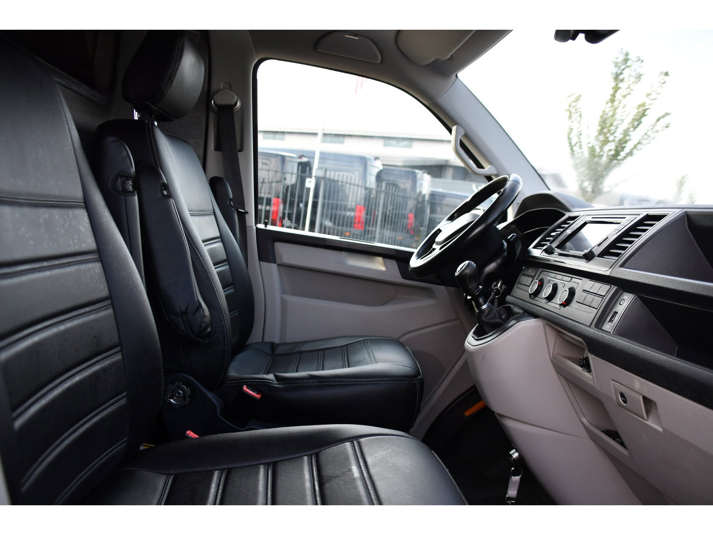 Volkswagen Transporter 2.0 TDI L2H1 Highline Cruise, Stoelverwarming, 140pk, Trekhaak, Sensoren, Multimedia, Voorruit verwarming, Uniek!