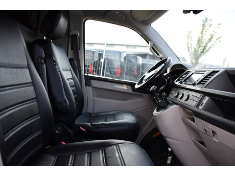 Volkswagen Transporter 2.0 TDI L2H1 Highline Cruise, Stoelverwarming, 140pk, Trekhaak, Sensoren, Multimedia, Voorruit verwarming, Uniek!