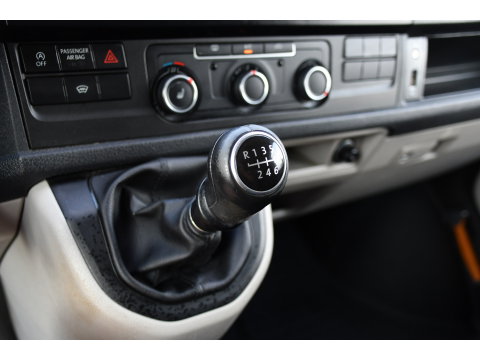 Volkswagen Transporter 2.0 TDI L2H1 Highline Cruise, Stoelverwarming, 140pk, Trekhaak, Sensoren, Multimedia, Voorruit verwarming, Uniek!