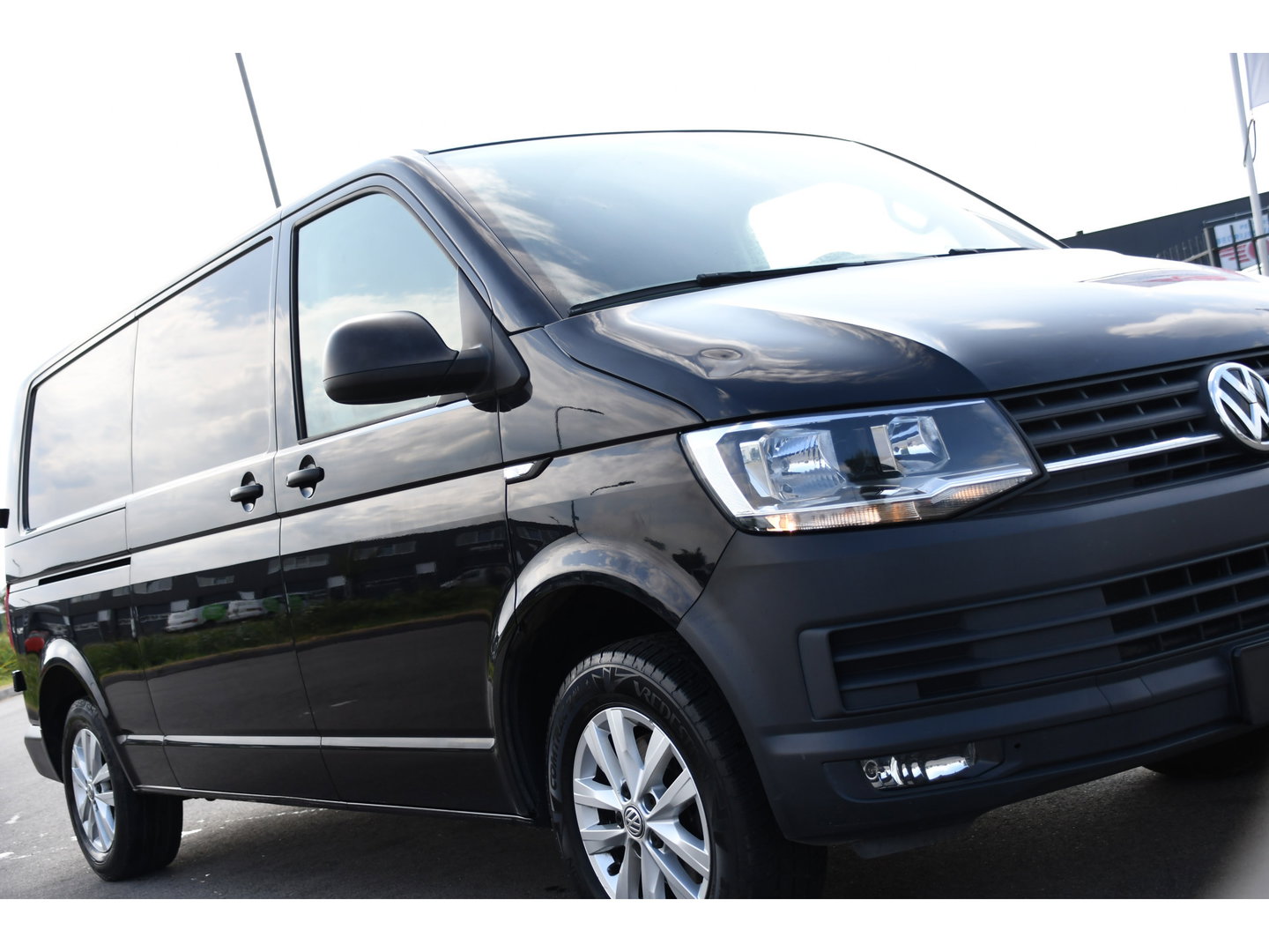 Volkswagen Transporter 2.0 TDI L2H1 Highline Cruise, Stoelverwarming, 140pk, Trekhaak, Sensoren, Multimedia, Voorruit verwarming, Uniek!