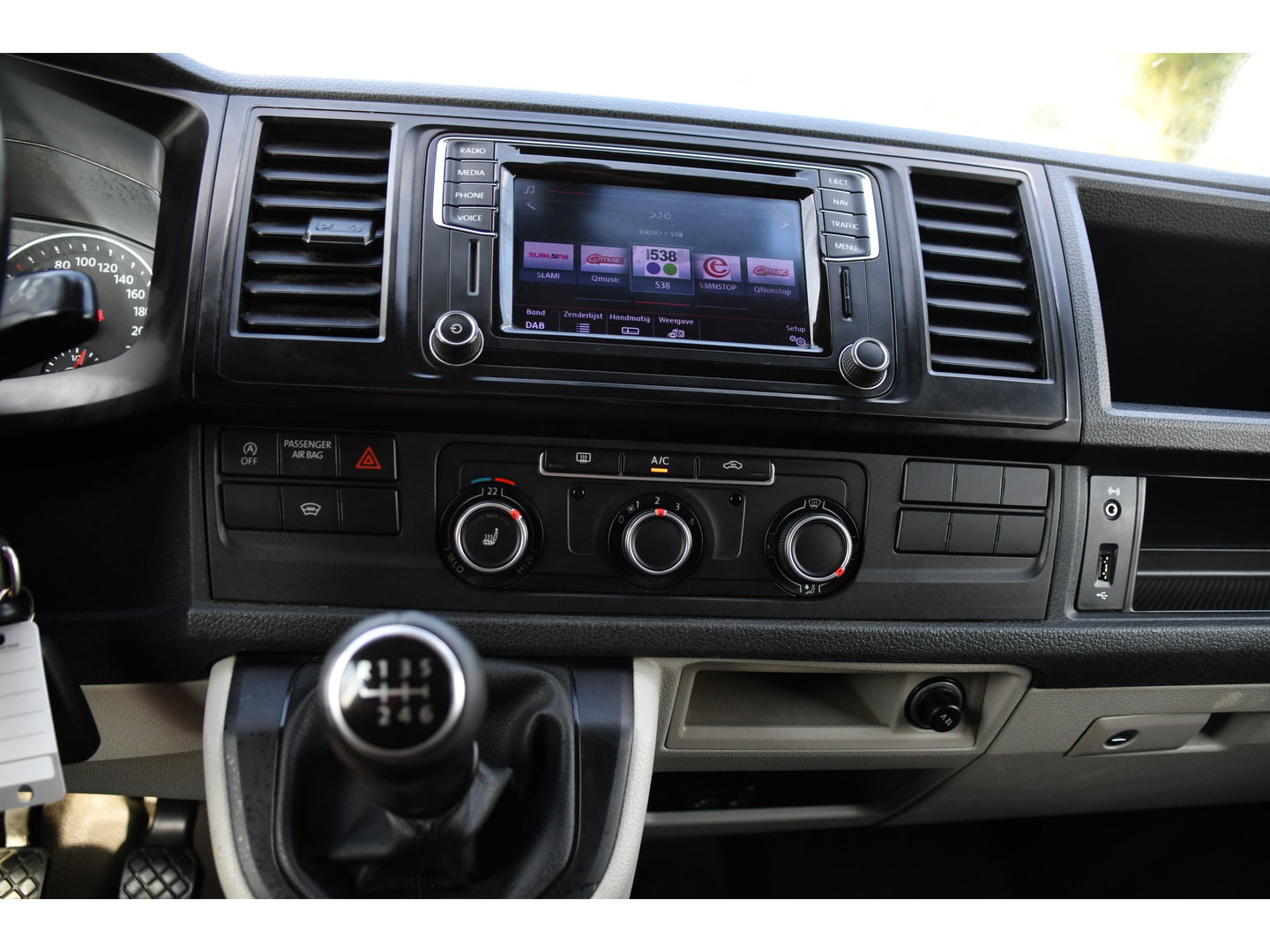 Volkswagen Transporter 2.0 TDI L2H1 Highline Cruise, Stoelverwarming, 140pk, Trekhaak, Sensoren, Multimedia, Voorruit verwarming, Uniek!