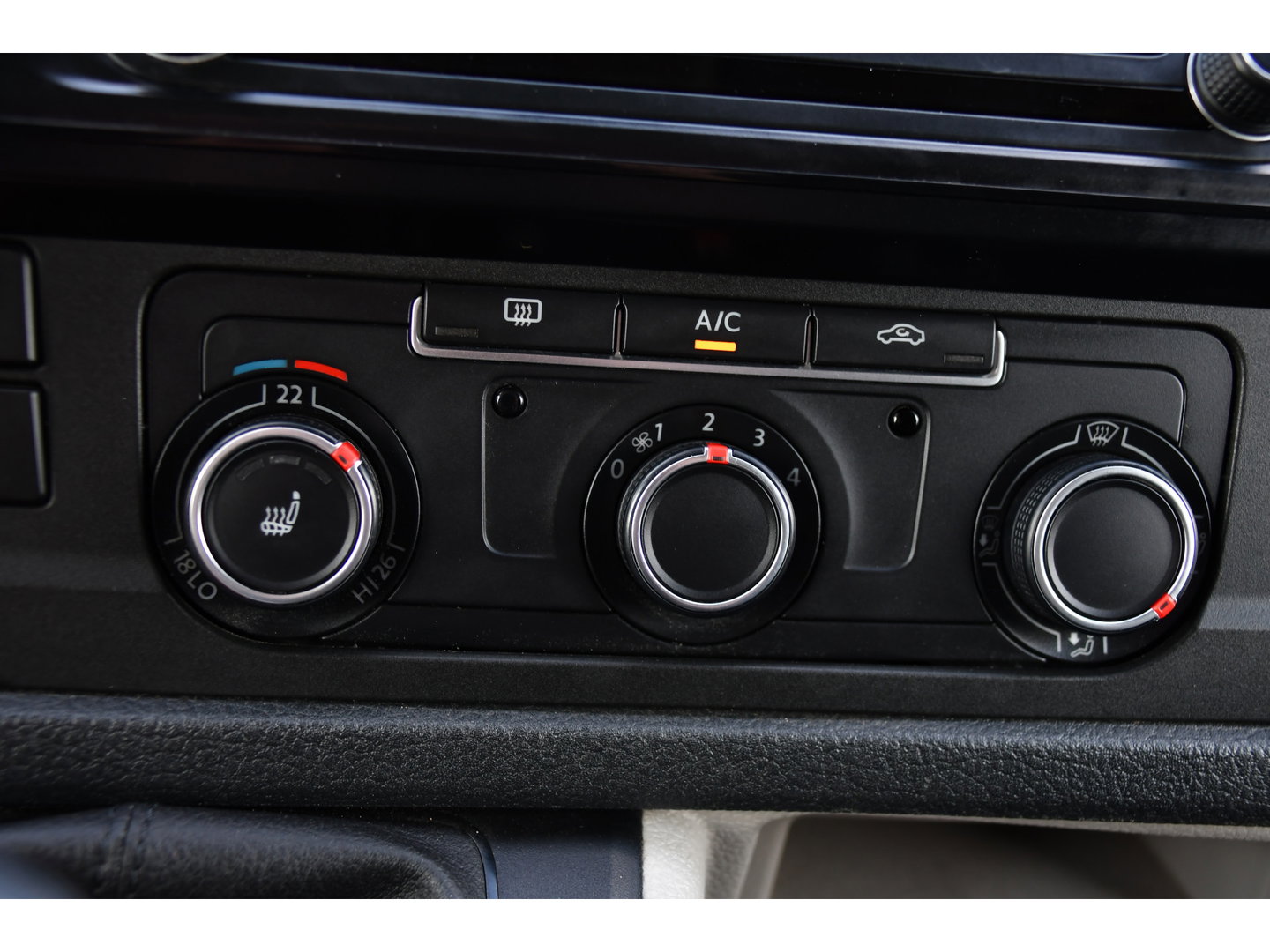 Volkswagen Transporter 2.0 TDI L2H1 Highline Cruise, Stoelverwarming, 140pk, Trekhaak, Sensoren, Multimedia, Voorruit verwarming, Uniek!