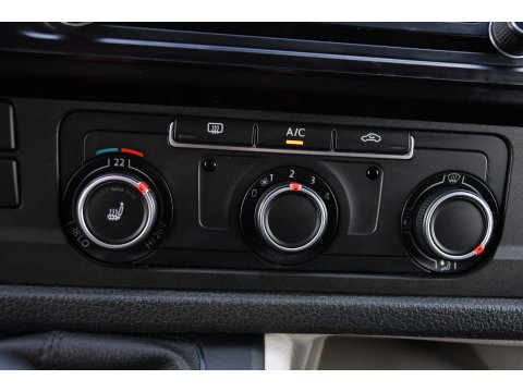 Volkswagen Transporter 2.0 TDI L2H1 Highline Cruise, Stoelverwarming, 140pk, Trekhaak, Sensoren, Multimedia, Voorruit verwarming, Uniek!