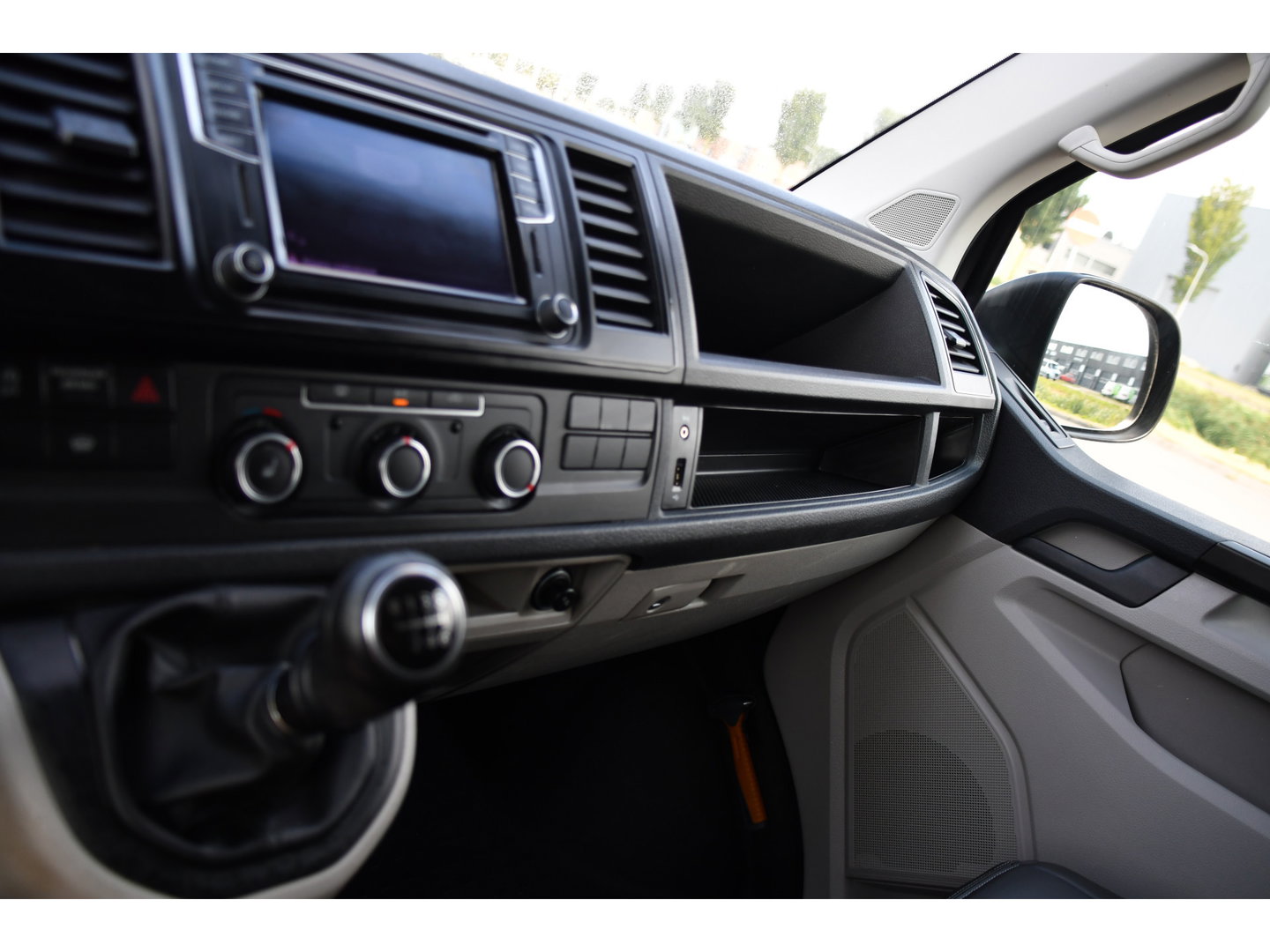 Volkswagen Transporter 2.0 TDI L2H1 Highline Cruise, Stoelverwarming, 140pk, Trekhaak, Sensoren, Multimedia, Voorruit verwarming, Uniek!