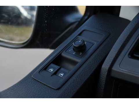 Volkswagen Transporter 2.0 TDI L2H1 Highline Cruise, Stoelverwarming, 140pk, Trekhaak, Sensoren, Multimedia, Voorruit verwarming, Uniek!