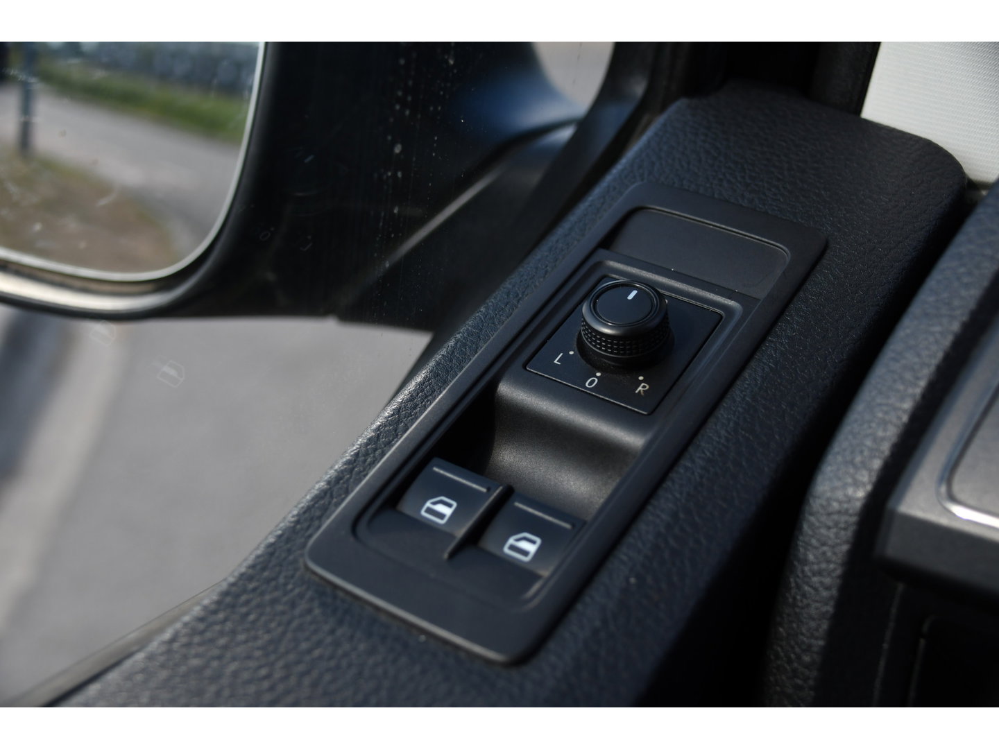 Volkswagen Transporter 2.0 TDI L2H1 Highline Cruise, Stoelverwarming, 140pk, Trekhaak, Sensoren, Multimedia, Voorruit verwarming, Uniek!