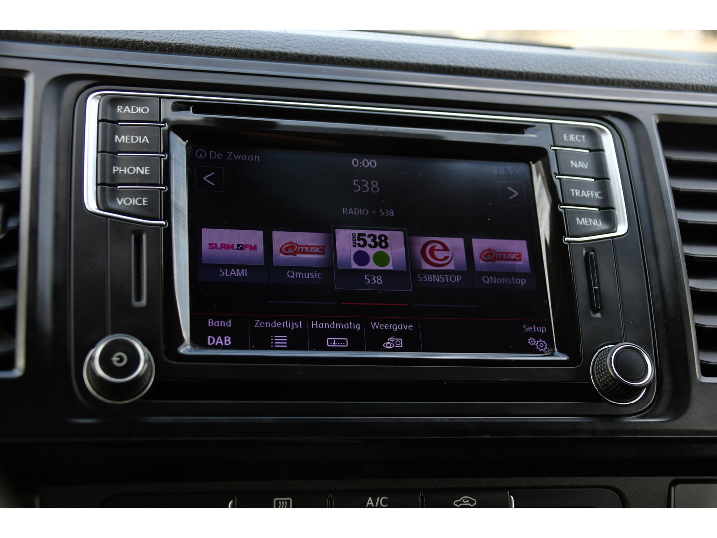 Volkswagen Transporter 2.0 TDI L2H1 Highline Cruise, Stoelverwarming, 140pk, Trekhaak, Sensoren, Multimedia, Voorruit verwarming, Uniek!