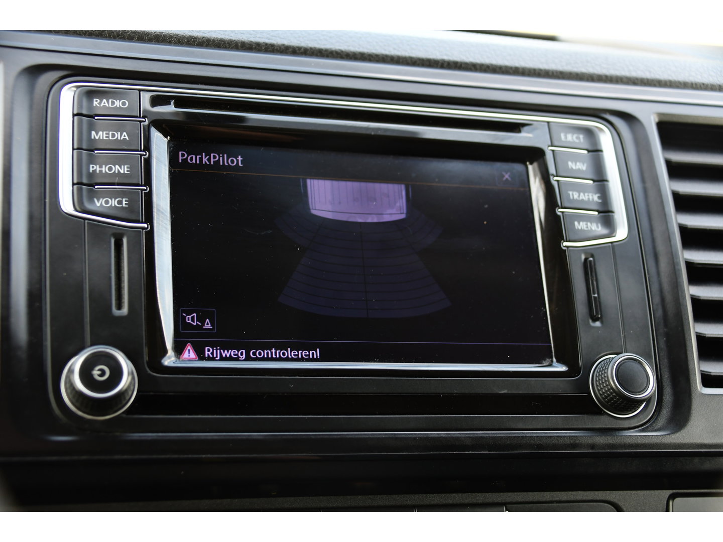 Volkswagen Transporter 2.0 TDI L2H1 Highline Cruise, Stoelverwarming, 140pk, Trekhaak, Sensoren, Multimedia, Voorruit verwarming, Uniek!