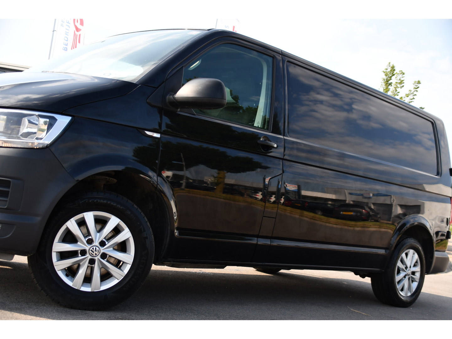 Volkswagen Transporter 2.0 TDI L2H1 Highline Cruise, Stoelverwarming, 140pk, Trekhaak, Sensoren, Multimedia, Voorruit verwarming, Uniek!