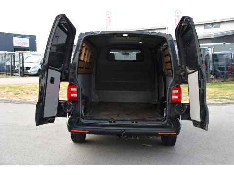 Volkswagen Transporter 2.0 TDI L2H1 Highline Cruise, Stoelverwarming, 140pk, Trekhaak, Sensoren, Multimedia, Voorruit verwarming, Uniek!