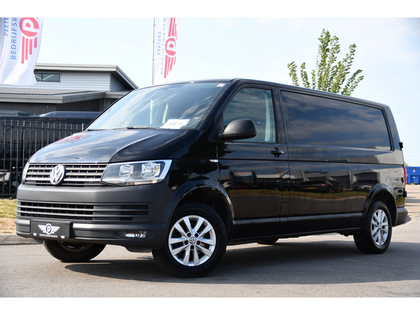 Volkswagen Transporter 2.0 TDI L2H1 Highline Cruise, Stoelverwarming, 140pk, Trekhaak, Sensoren, Multimedia, Voorruit verwarming, Uniek!