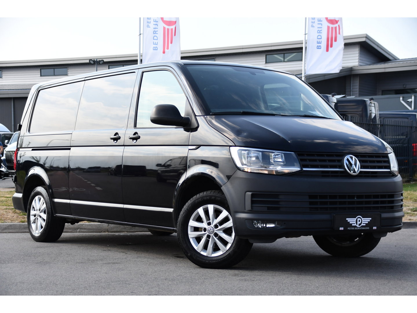 Volkswagen Transporter 2.0 TDI L2H1 Highline Cruise, Stoelverwarming, 140pk, Trekhaak, Sensoren, Multimedia, Voorruit verwarming, Uniek!