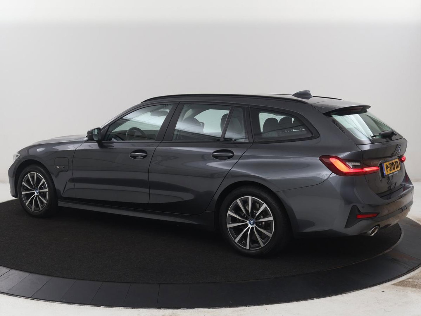 BMW 3 Serie Touring 320e Business Edition Plus | SOH 90% | Leder | Stoelverwarming | Carplay | Cruise control | Climate control | Elektrische achterklep | Park assist | PHEV
