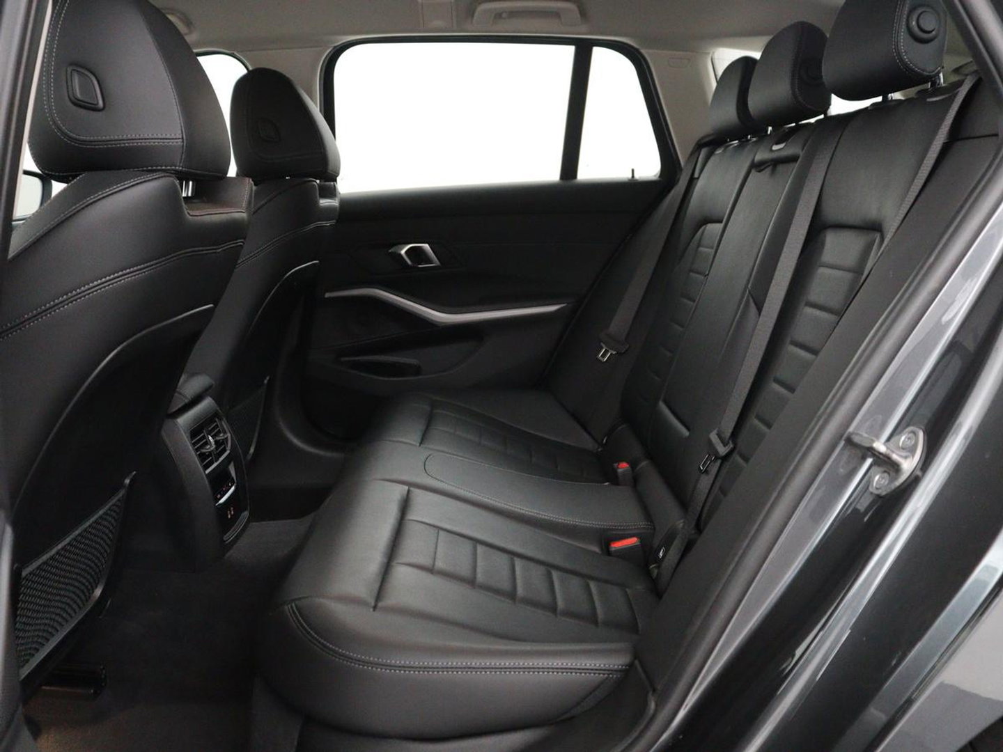 BMW 3 Serie Touring 320e Business Edition Plus | SOH 90% | Leder | Stoelverwarming | Carplay | Cruise control | Climate control | Elektrische achterklep | Park assist | PHEV