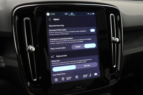 Volvo EX40 Twin Motor Plus Black Edition 82 kWh | ACC | Panoramadak | 360° Camera | Harman/Kardon | Stoel+Stuurverwarming | 20 Inch