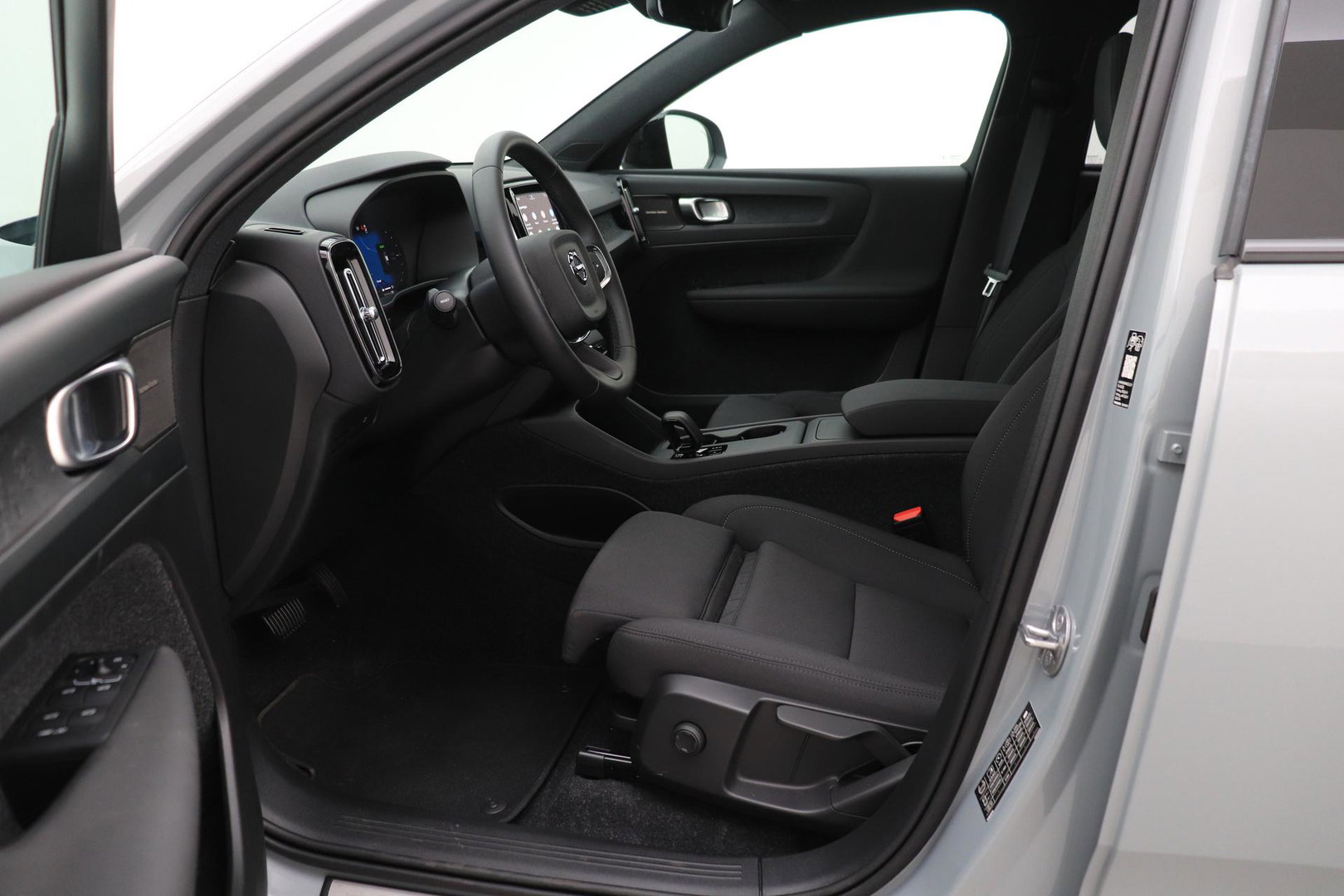 Volvo EX40 Twin Motor Plus Black Edition 82 kWh | ACC | Panoramadak | 360° Camera | Harman/Kardon | Stoel+Stuurverwarming | 20 Inch