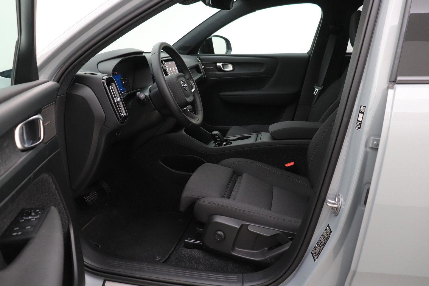 Volvo EX40 Twin Motor Plus Black Edition 82 kWh | ACC | Panoramadak | 360° Camera | Harman/Kardon | Stoel+Stuurverwarming | 20 Inch