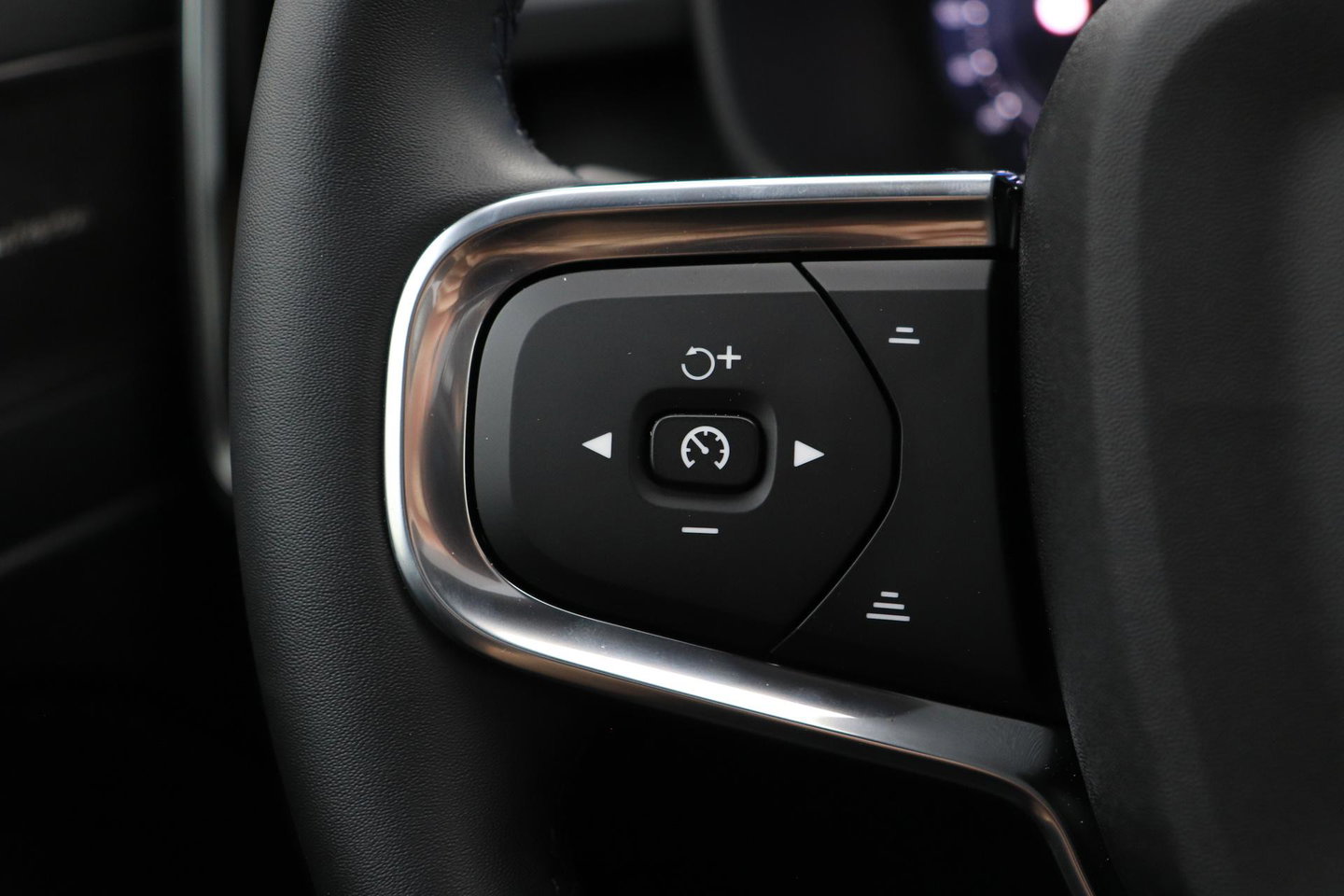 Volvo EX40 Twin Motor Plus Black Edition 82 kWh | ACC | Panoramadak | 360° Camera | Harman/Kardon | Stoel+Stuurverwarming | 20 Inch