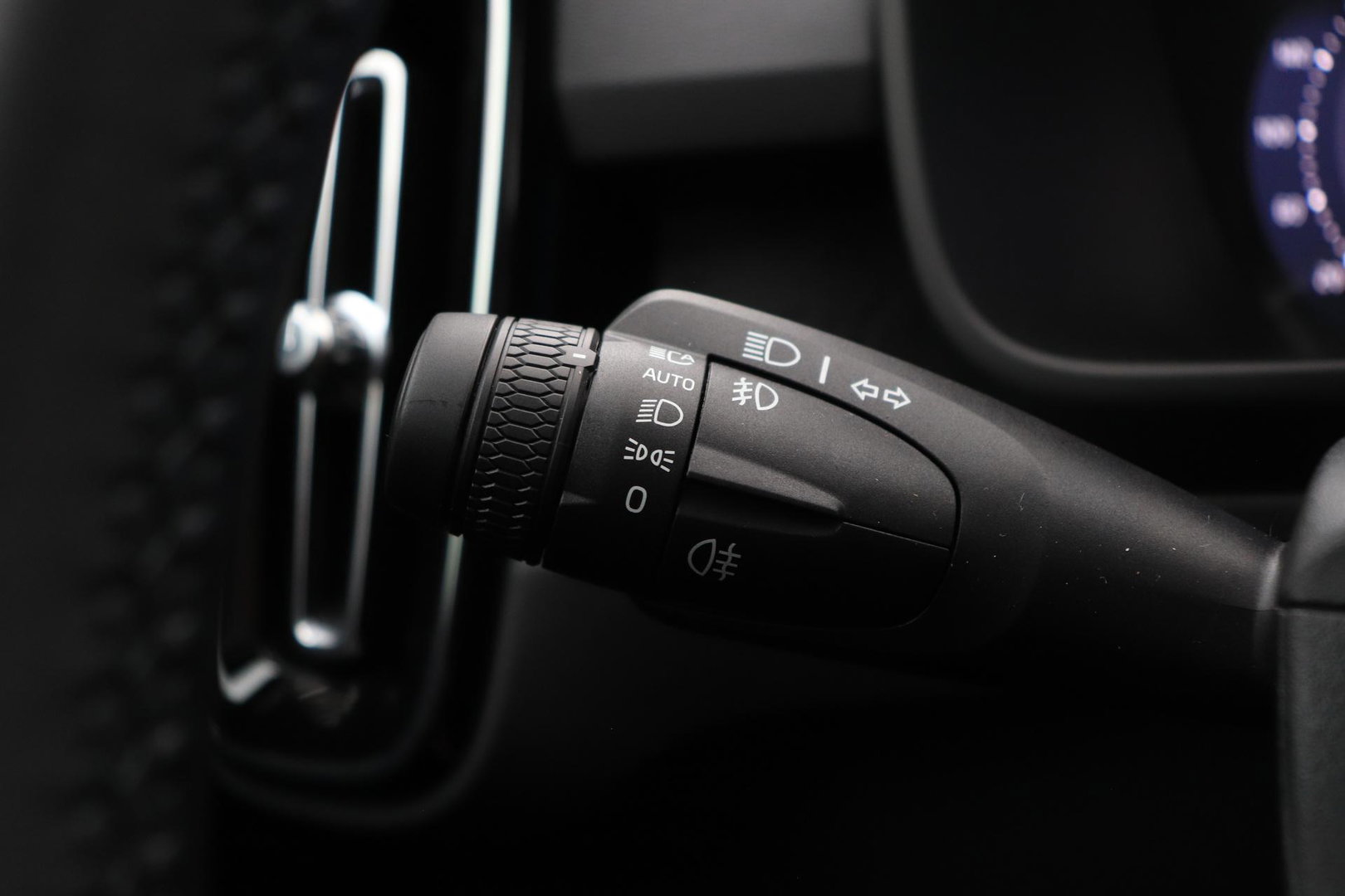 Volvo EX40 Twin Motor Plus Black Edition 82 kWh | ACC | Panoramadak | 360° Camera | Harman/Kardon | Stoel+Stuurverwarming | 20 Inch