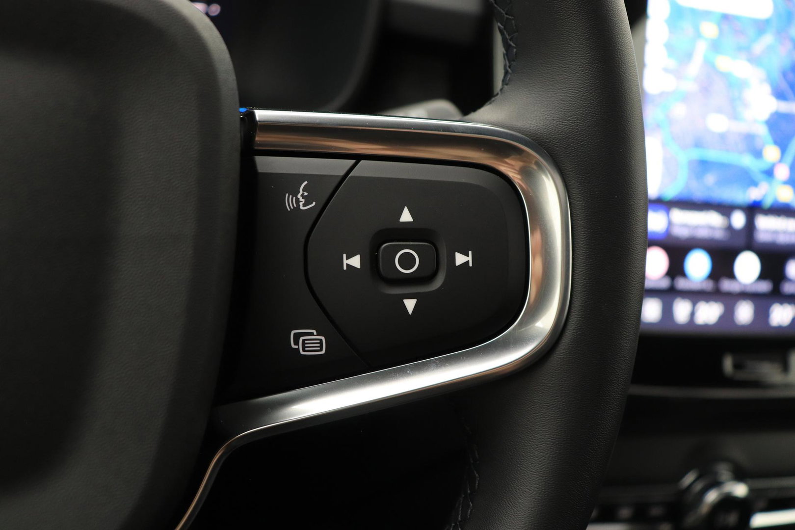 Volvo EX40 Twin Motor Plus Black Edition 82 kWh | ACC | Panoramadak | 360° Camera | Harman/Kardon | Stoel+Stuurverwarming | 20 Inch